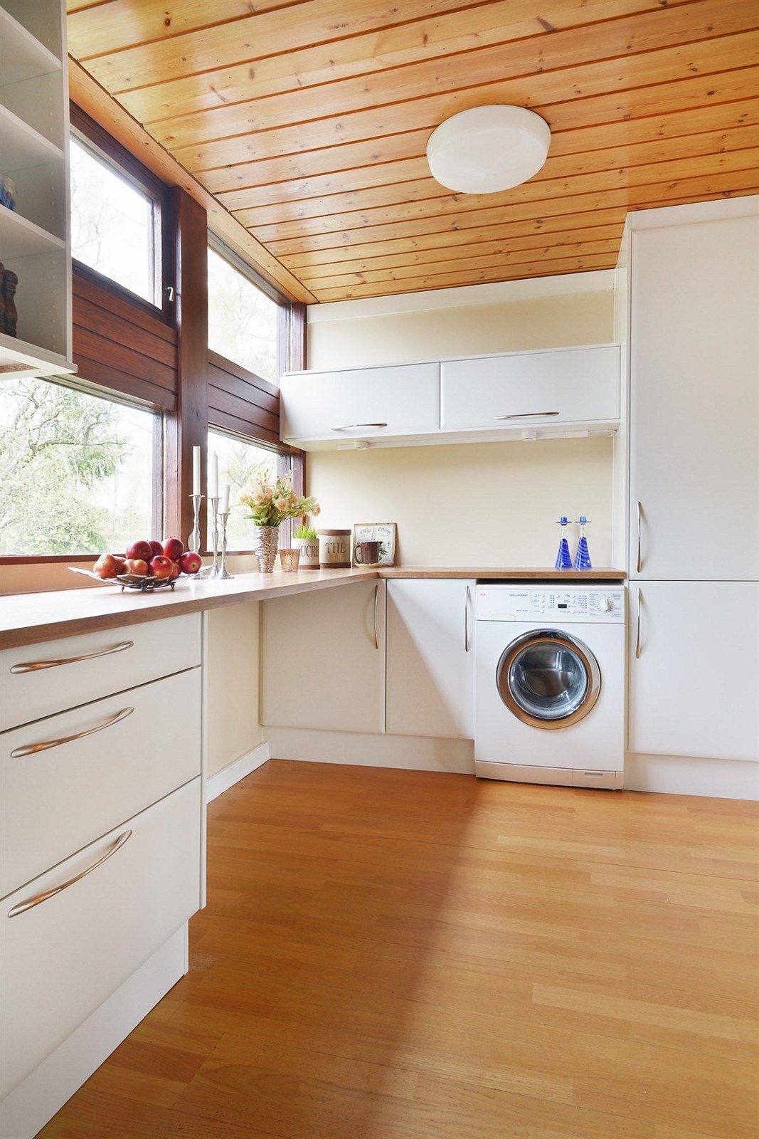 Kjøkkenet har videre benkebelysning, integrert oppvaskmaskin fra Siemens, keramisk koketopp, stekeovn, integrert kjøl/fryseskap og ventilator Galleribilde