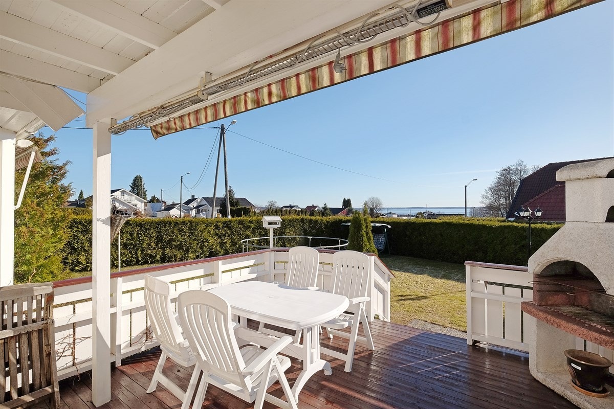 Fra stua er det utgang til en stor og deilig terrasse mot øst - denne er delvis overbygget og har både peis og markise Galleribilde