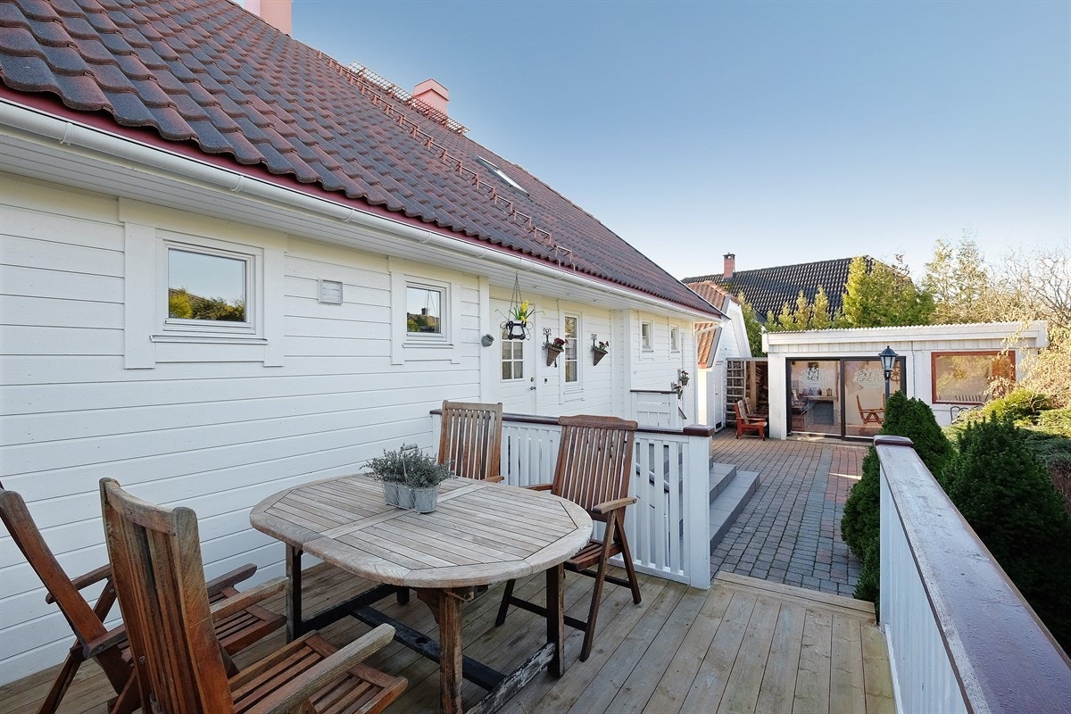 Her ser vi den ene av de mange uteplassene - dette er terrassen v/inngangspartiet Galleribilde