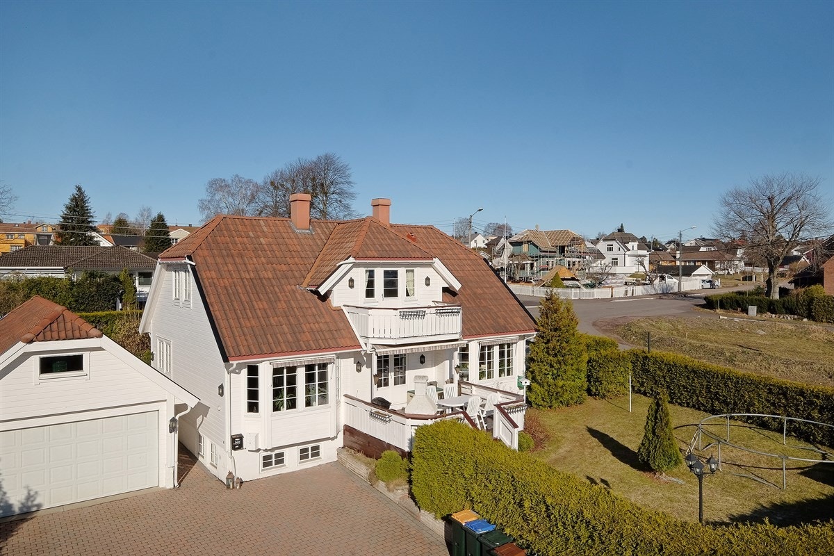 Fasade syd/øst, garasje og steinsatt gårdsplass Galleribilde