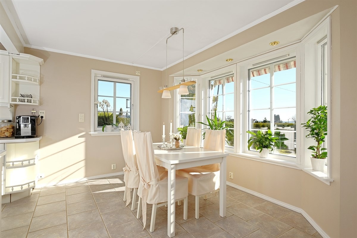 Det er god plass for spisestue/langbord på kjøkkenet Galleribilde