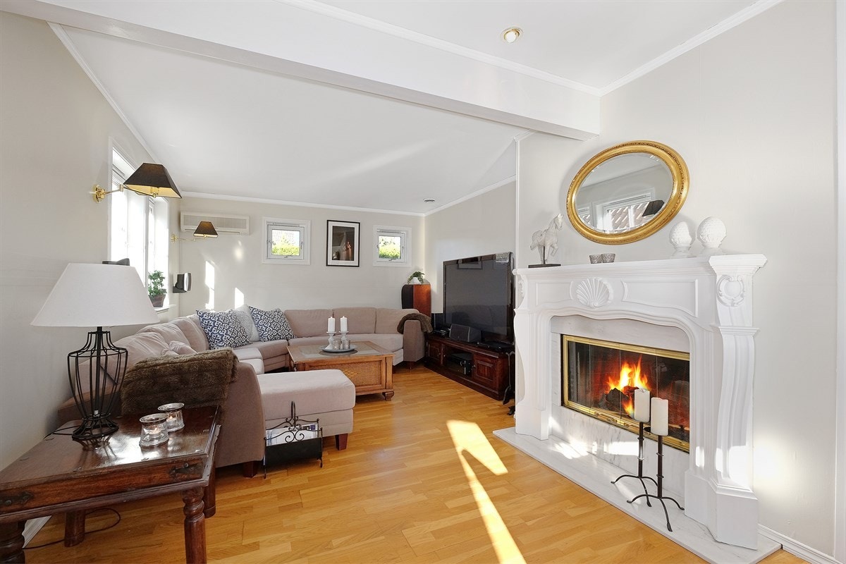 Vinkelstue med peis Galleribilde