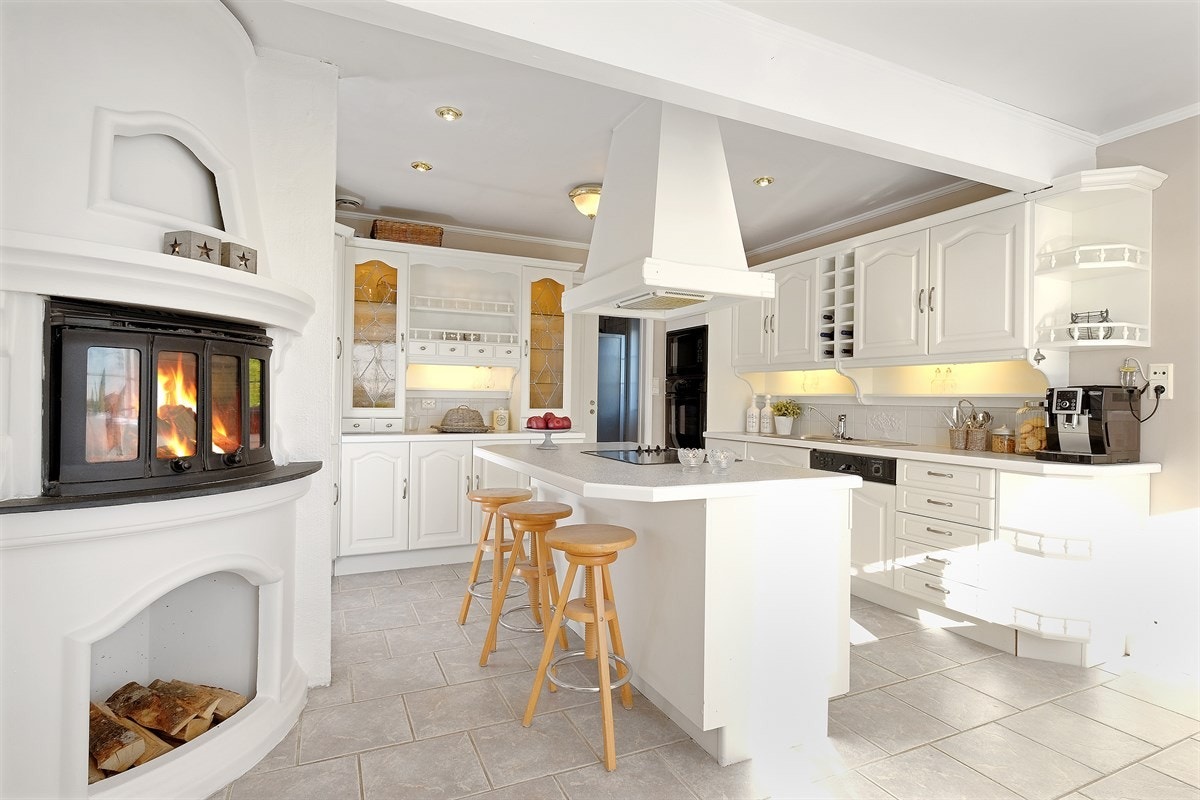 Kjøkken med barløsning og peis Galleribilde