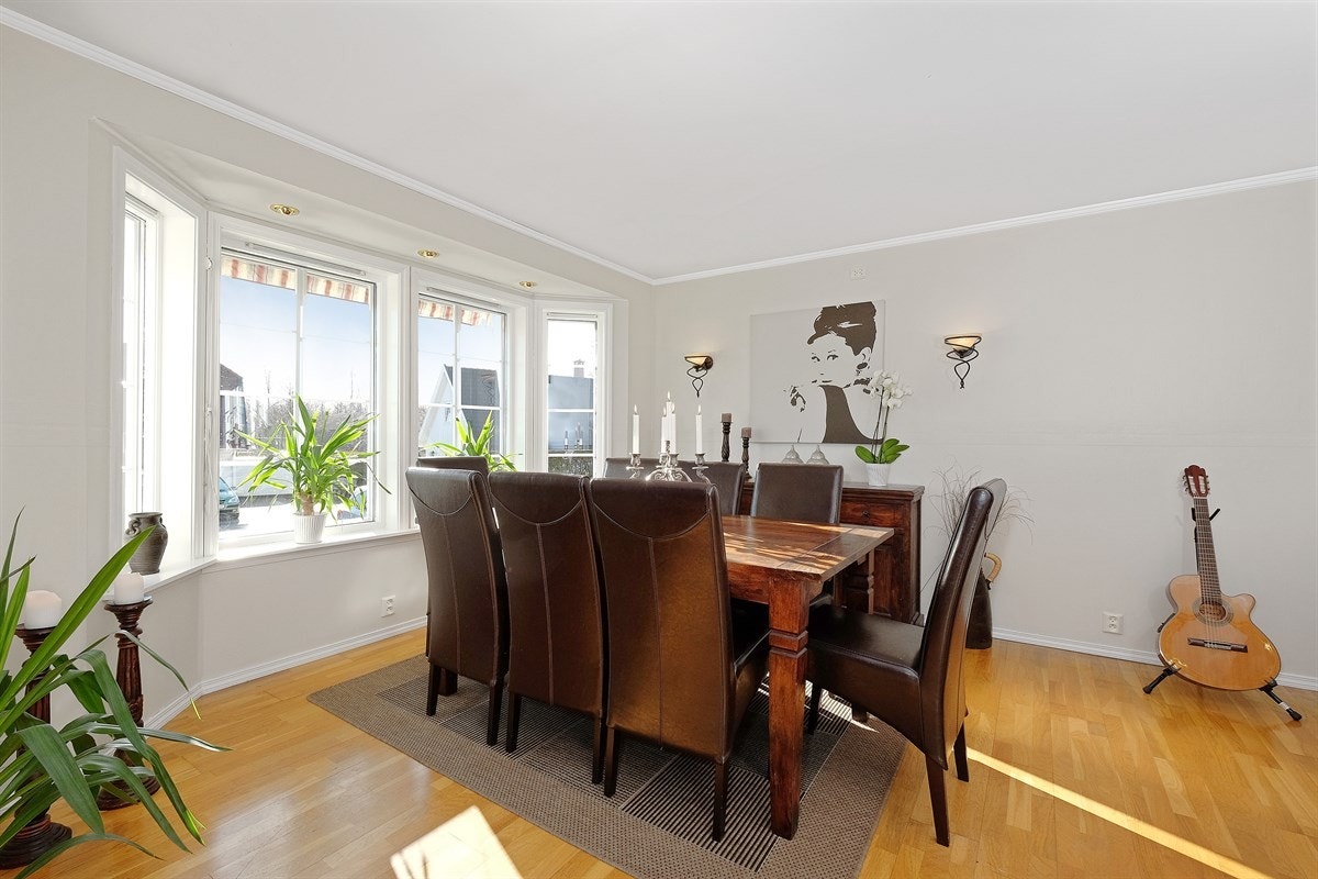 I stua er det god plass for både spisestue og sofagruppe Galleribilde