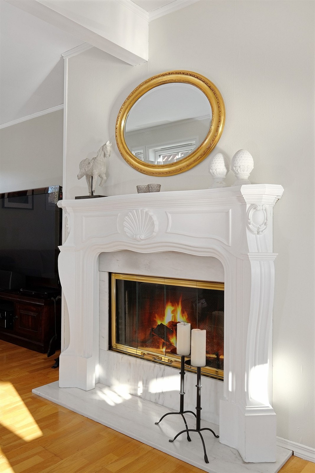 Det er både peis og vedovn i stua - kjekt å ha når det blir høst igjen om lenge... Galleribilde