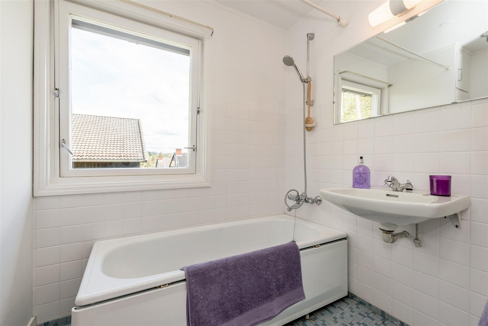 Bad i 2. etasje med badekar servant og tørkeskap. Galleribilde