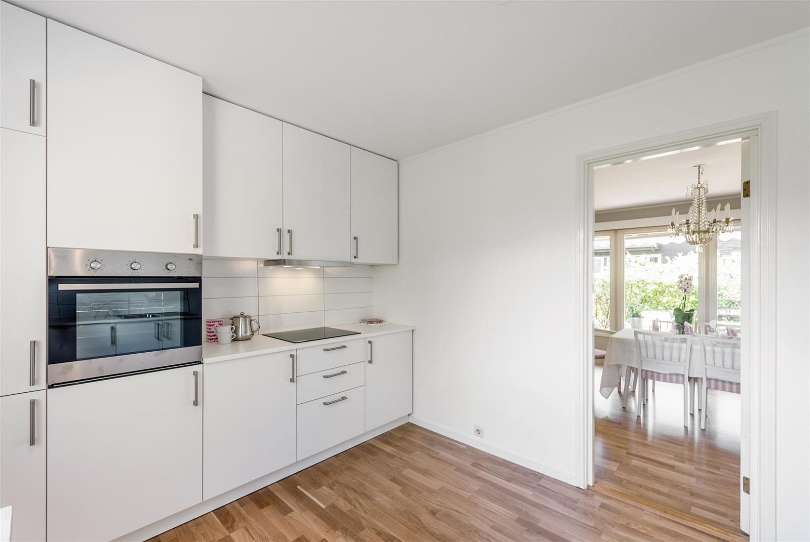 Lekkert kjøkken med ny innredning og hvitevarer fra 2015. Galleribilde