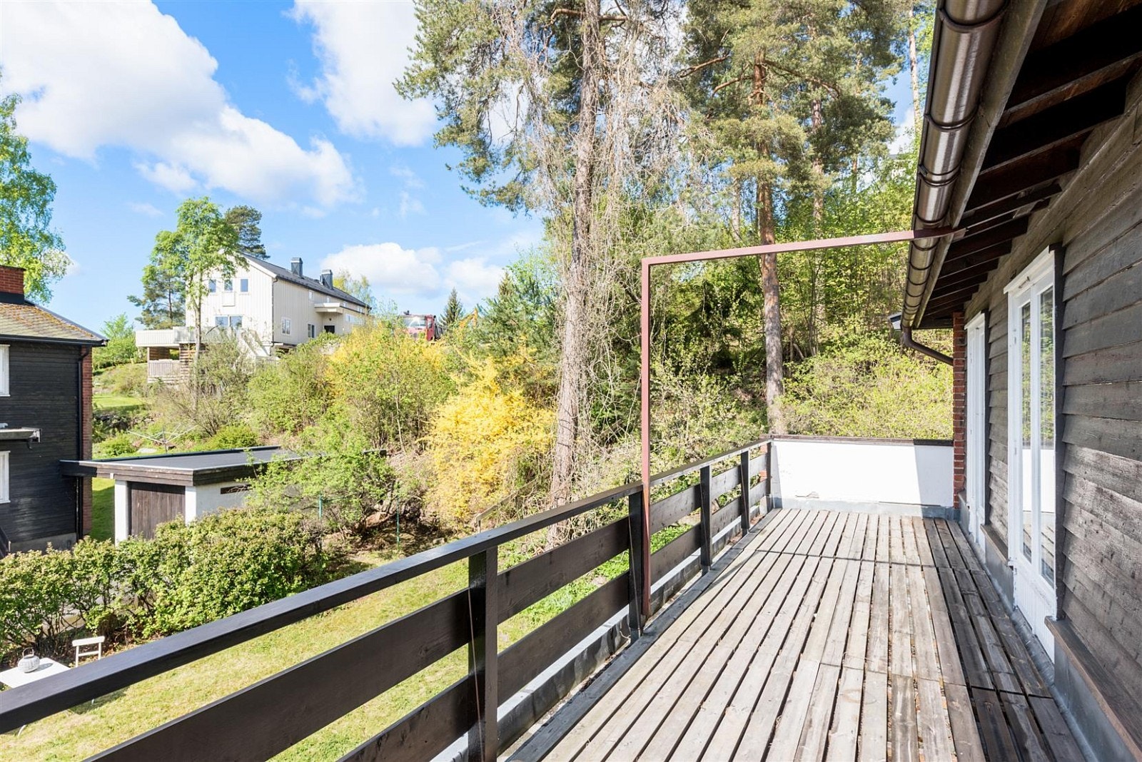 Fra tre av soverommene er det utgang til stor balkong/veranda. Galleribilde