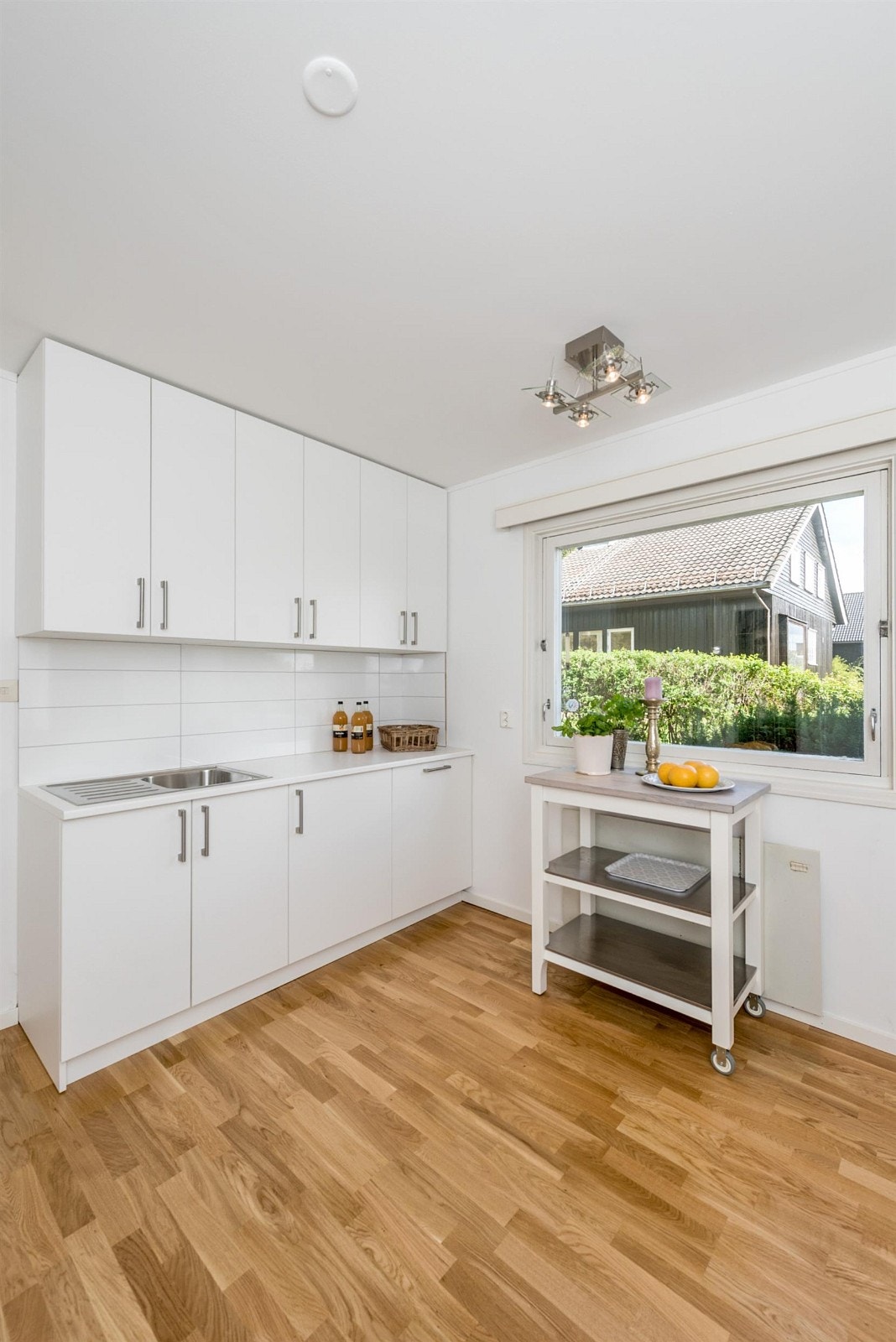 Lekkert kjøkken med ny innredning og hvitevarer fra 2015. Galleribilde