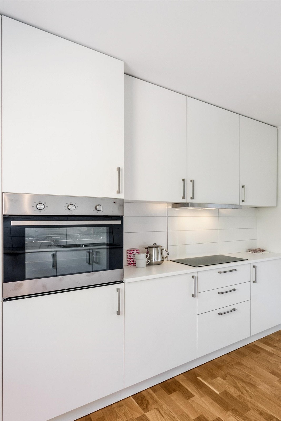 Lekkert kjøkken med ny innredning og hvitevarer fra 2015. Galleribilde