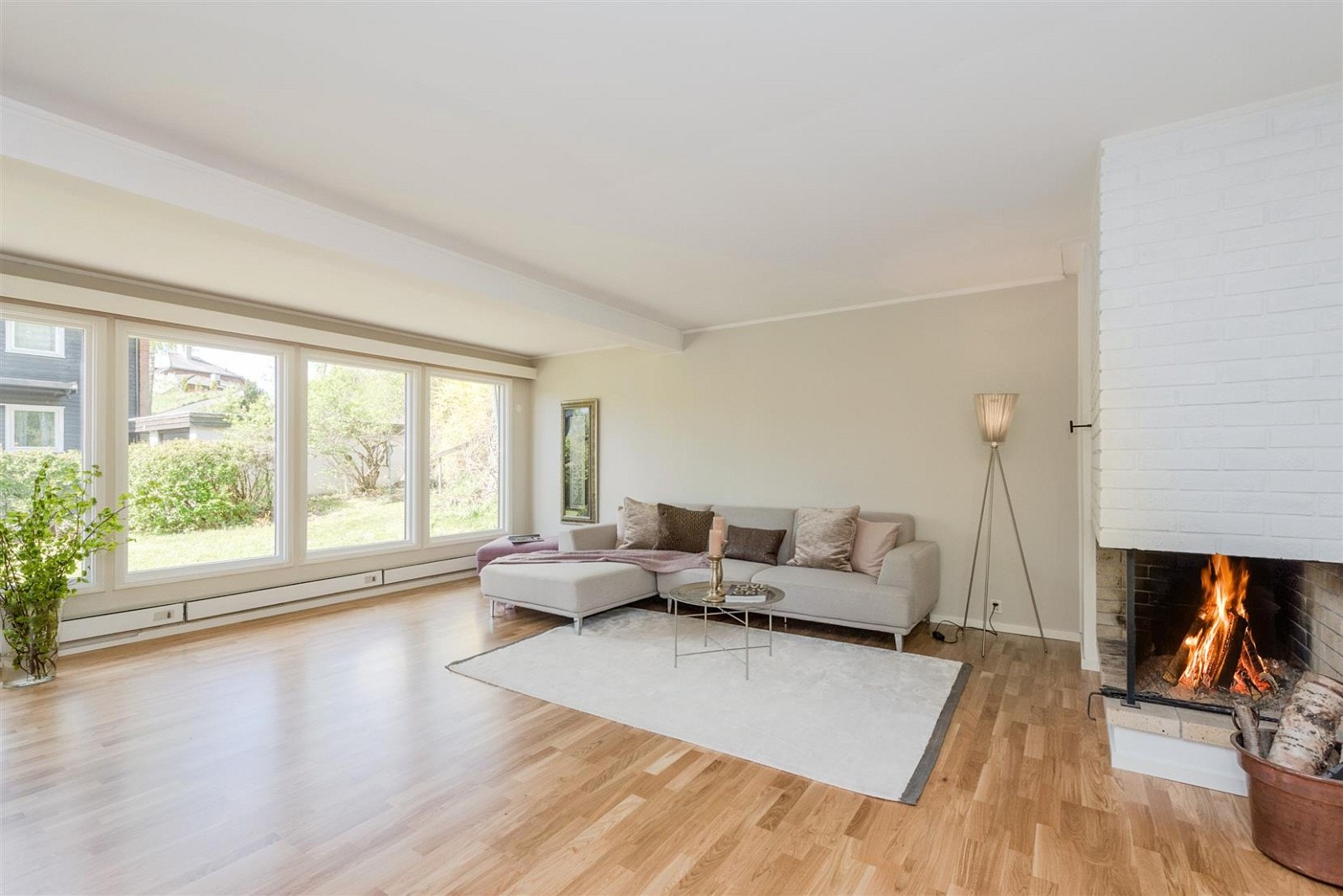 Store vindusflater gir godt lys. Galleribilde