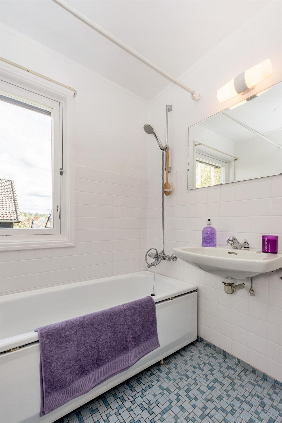 Bad i 2. etasje med badekar servant og tørkeskap. Galleribilde