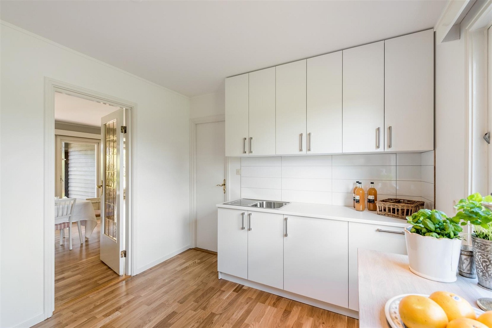 Lekkert kjøkken med ny innredning og hvitevarer fra 2015. Galleribilde