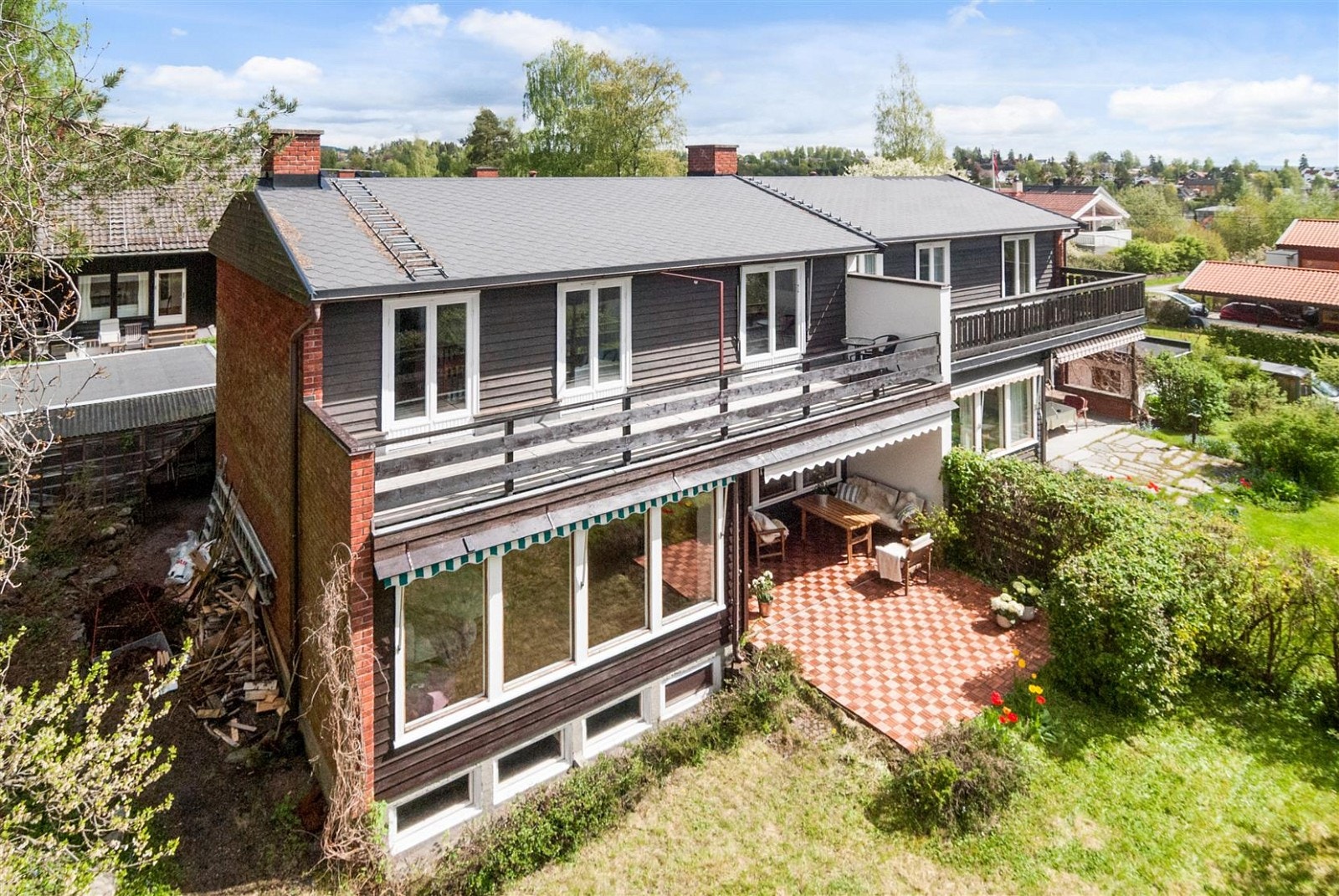 Deilig solrik sydvestvendt terrasse og hage. Galleribilde