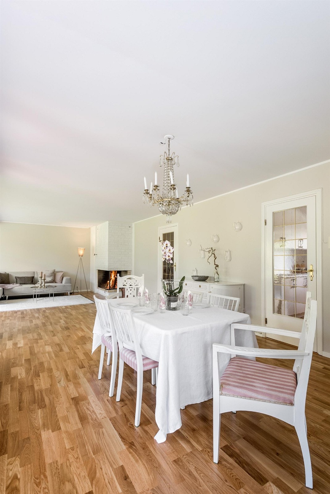 Stor stue/spisestue med peis og utgang til terrasse og hage. Galleribilde