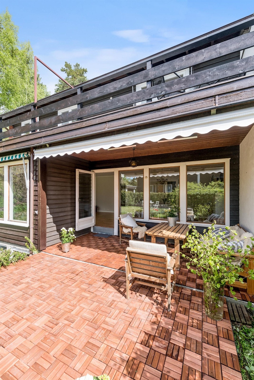 Nytt tredekke på terrassen. Galleribilde