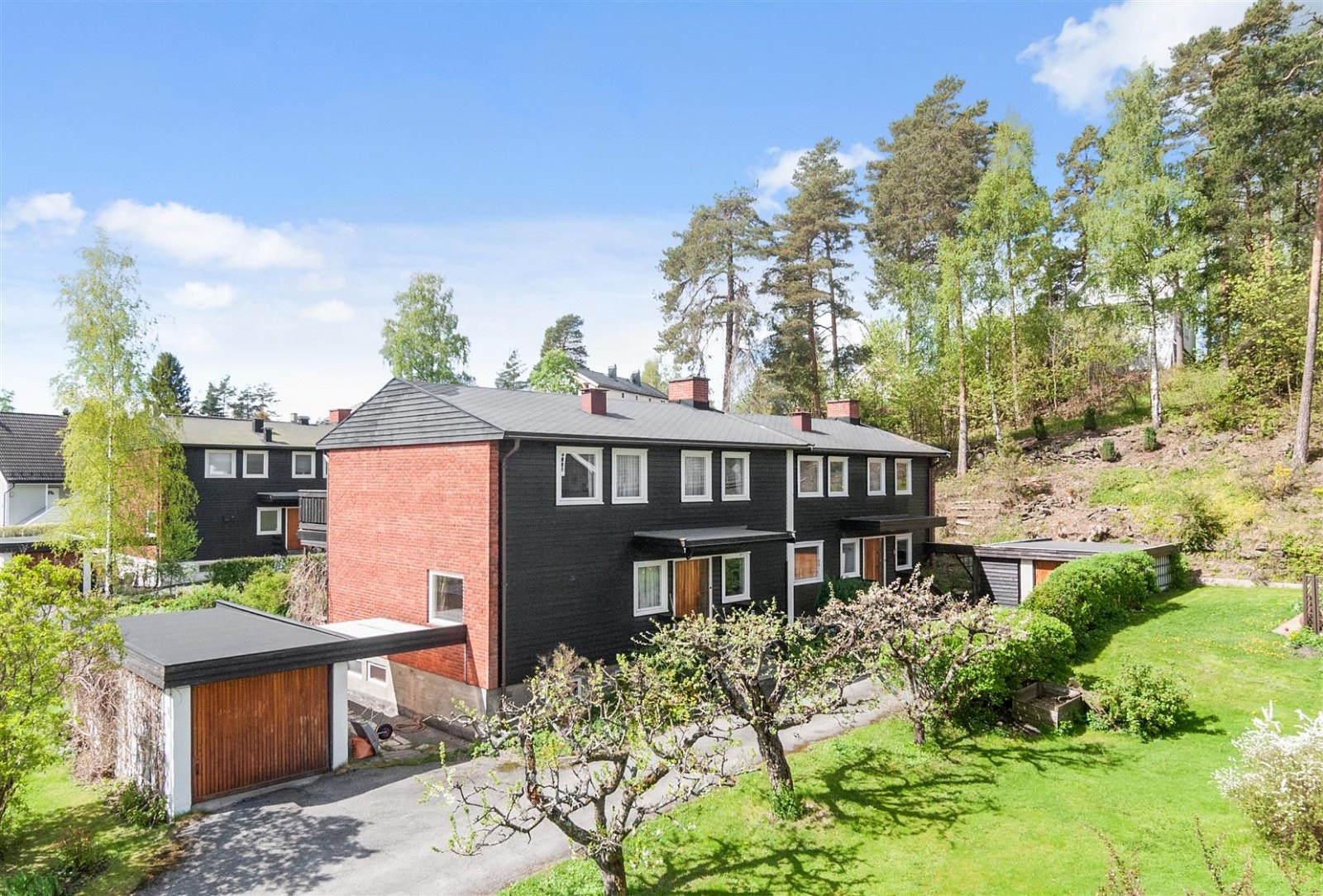 Boligen ligger innerst av de to halvpartene av tomannsboligen. Galleribilde