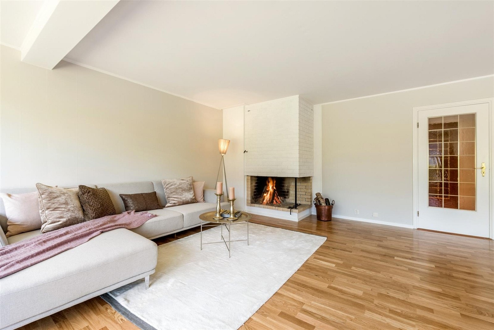 Hyggelig åpen peis i stue. Galleribilde