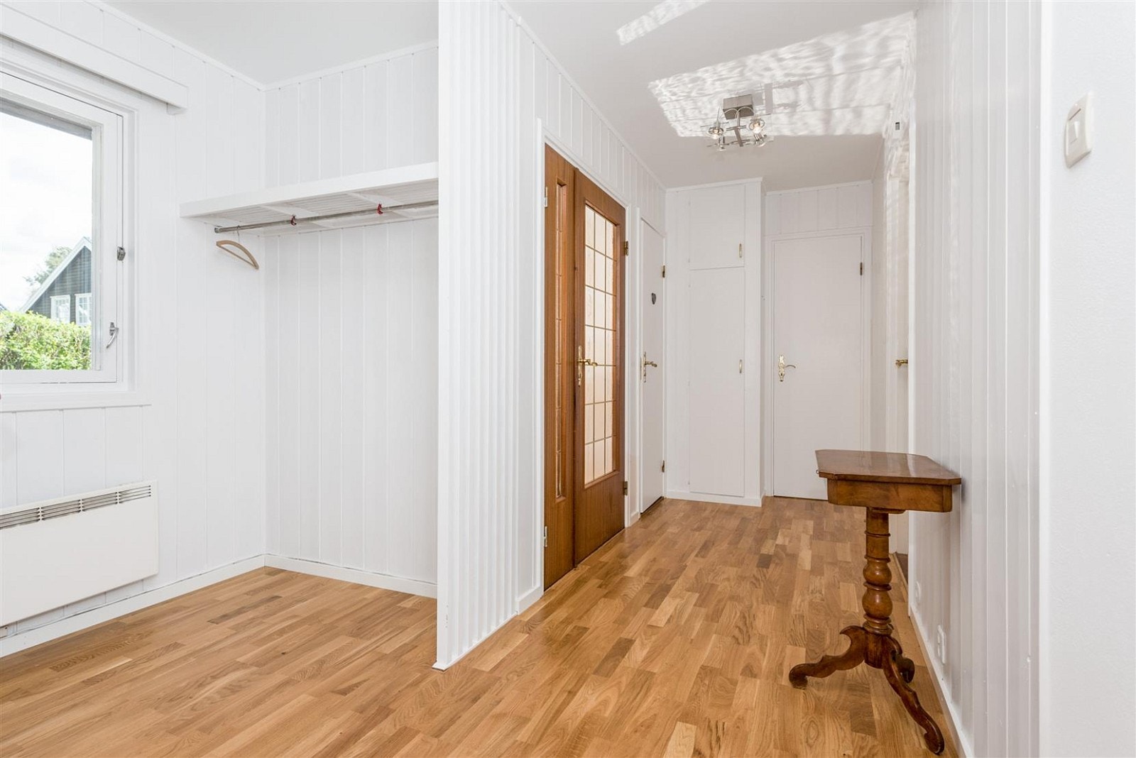 Garderobeplass i gang/hall innenfor entréen. Galleribilde