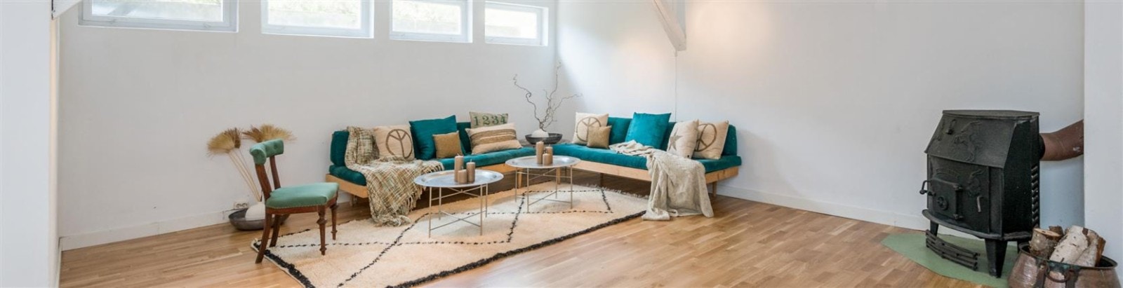 Romslig kjellerstue med vedovn. Galleribilde