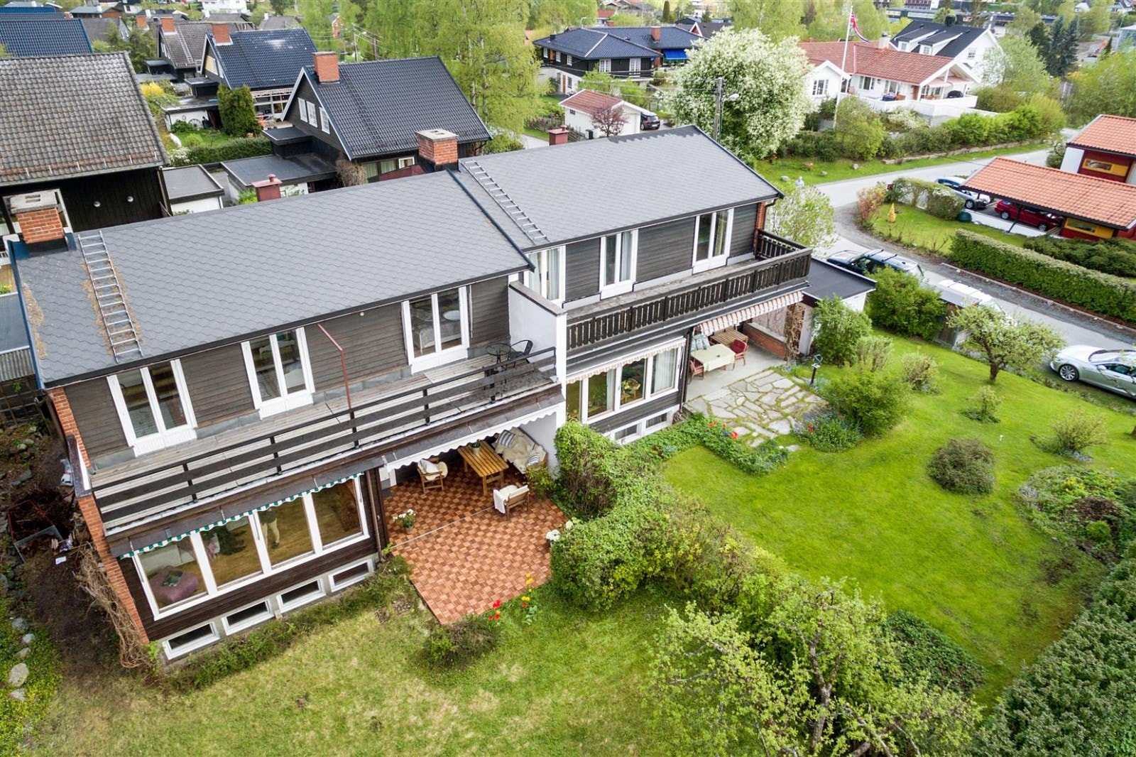 Høydefoto. Nr. 14 B ligger innerst, til venstre i bildet. Galleribilde