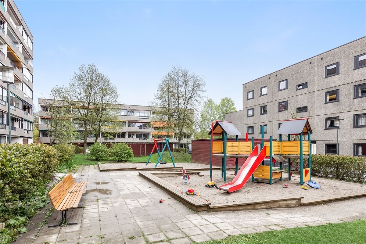 Meget skjermede og barnevennlige omgivelser med flotte opparbeidede lekeplasser. Nærhet til et stort antall skoler og barnehager. Galleribilde