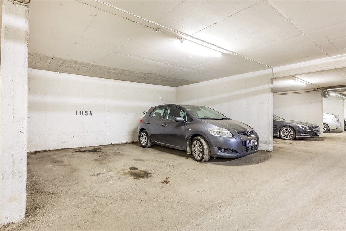 Fast garasjeplass nr. 1054 med heisadkomst til leiligheten Galleribilde