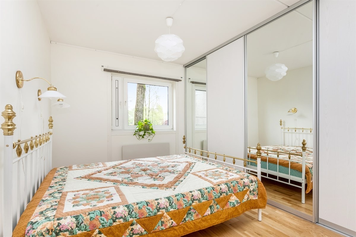 Romslig hovedsoverom med nyere skyvedørsgarderobe over hel vegg Galleribilde