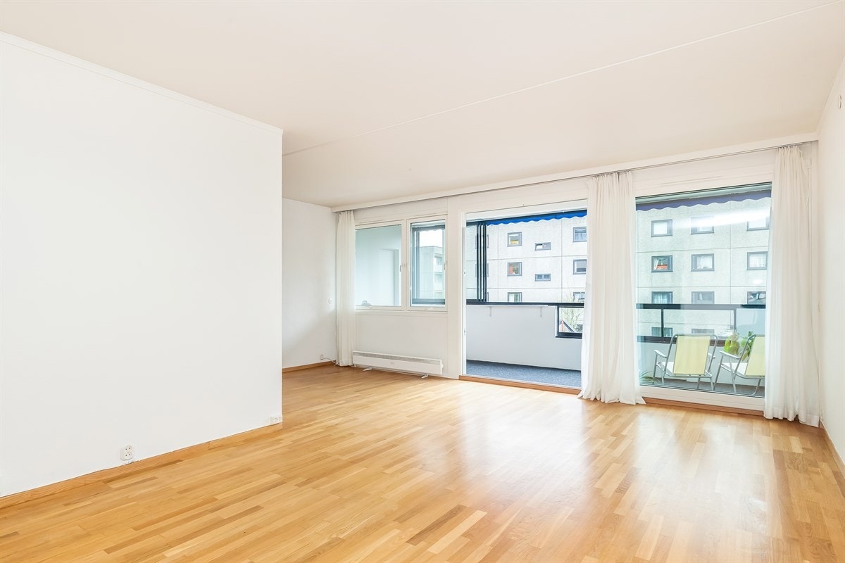 Stor, lys stue m/utgang til sydvestvendt, innglasset veranda Galleribilde