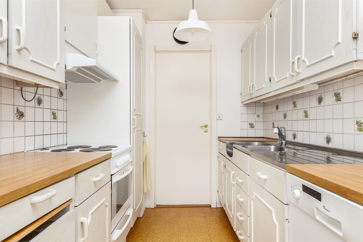 Kjøkkenet har inngang til vaskerom Galleribilde