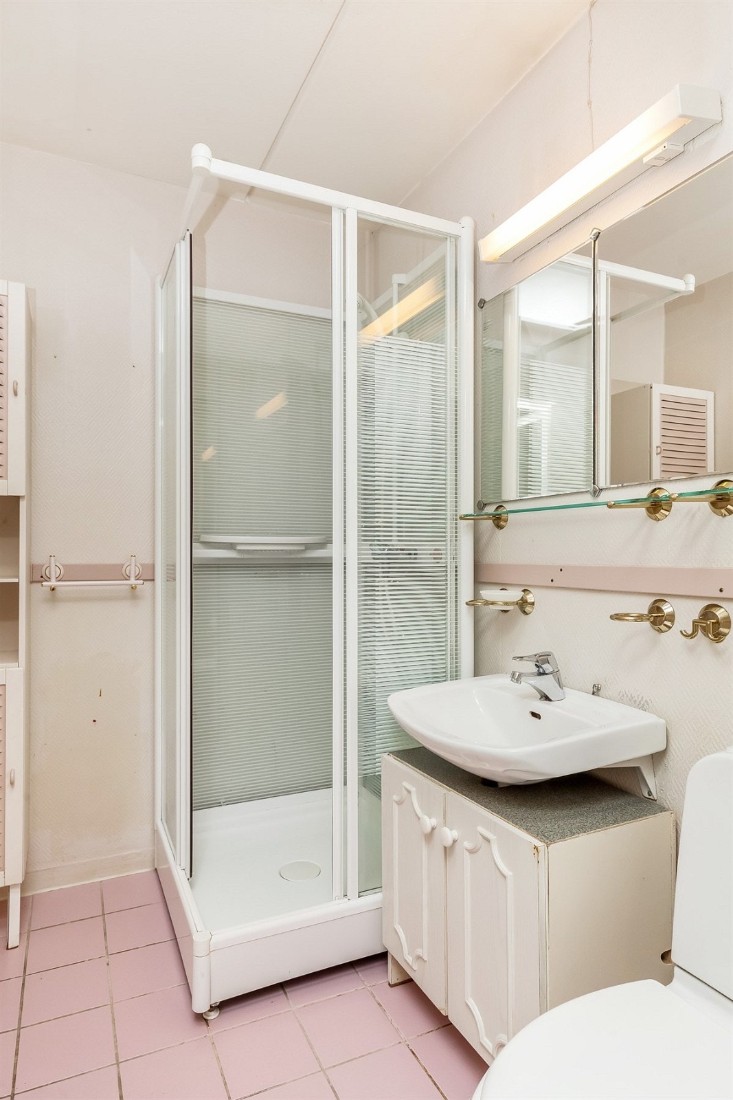 Eldre bad med dusjkabinett Galleribilde