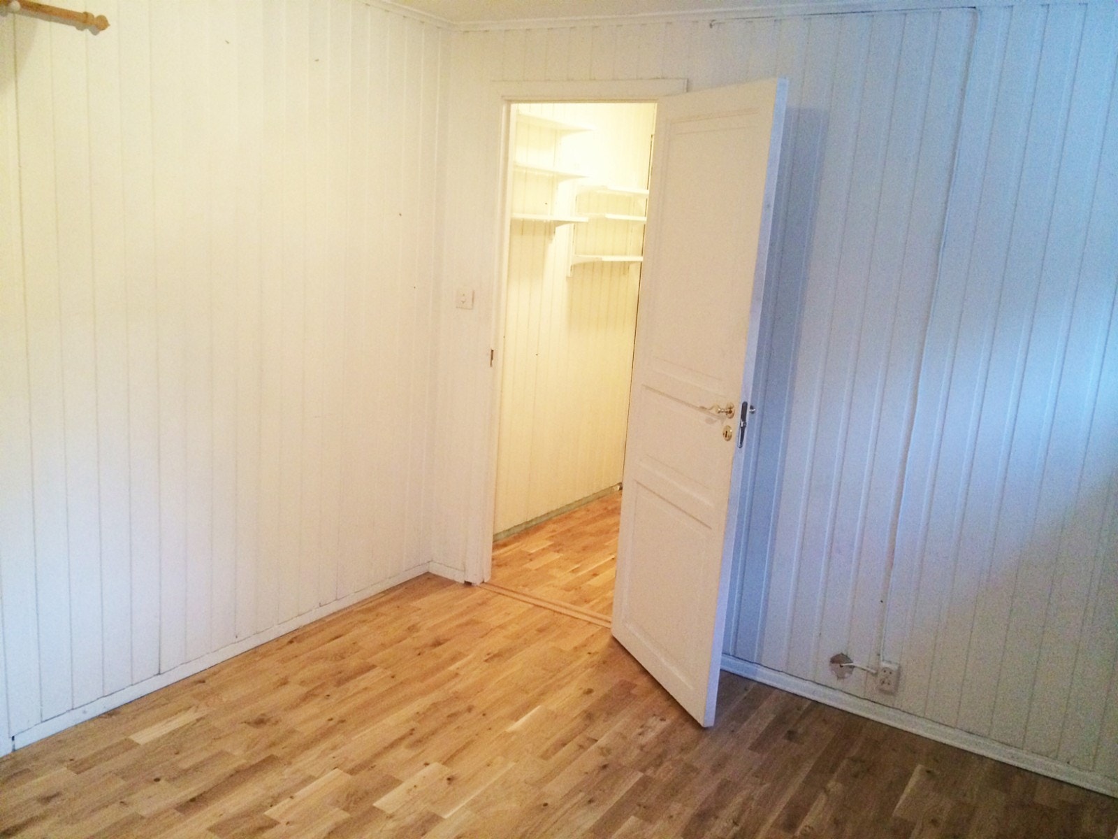 Dør inn til liten gang ved bad Galleribilde