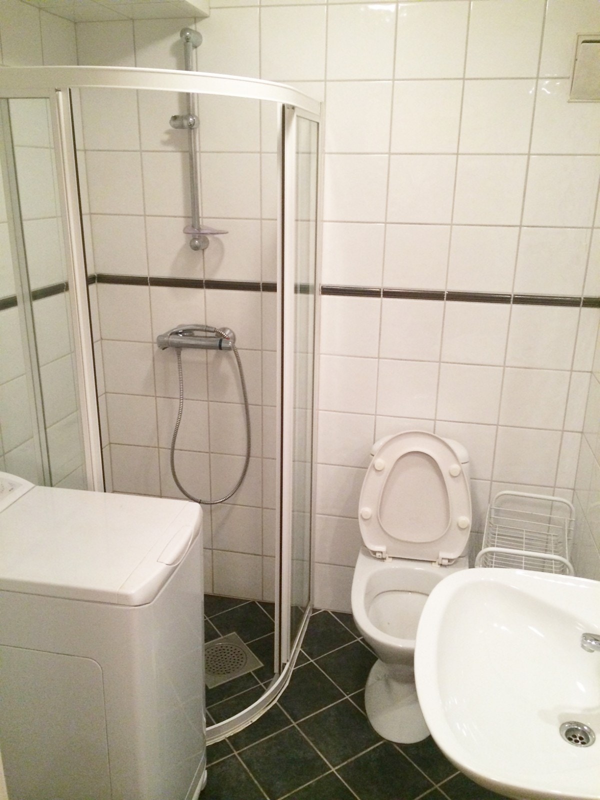 Badet er relativt nytt, med toppmatet vaskemaskin. Galleribilde