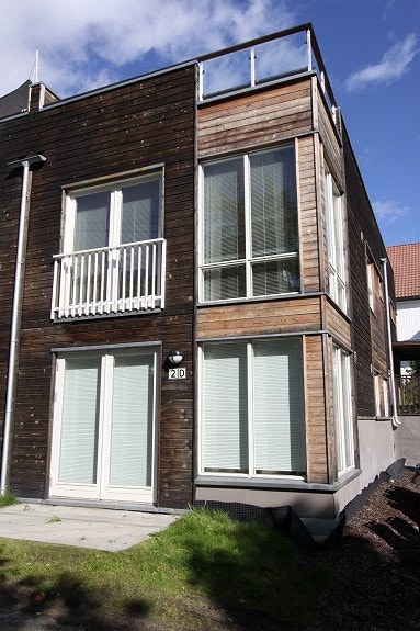 Forside. 2D ligger i en liten stikkvei fra Priorveien, inngang på baksiden. Galleribilde