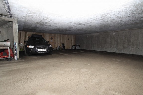 Fellesgarasje med 2 parkeringsplasser og 2 boder Galleribilde
