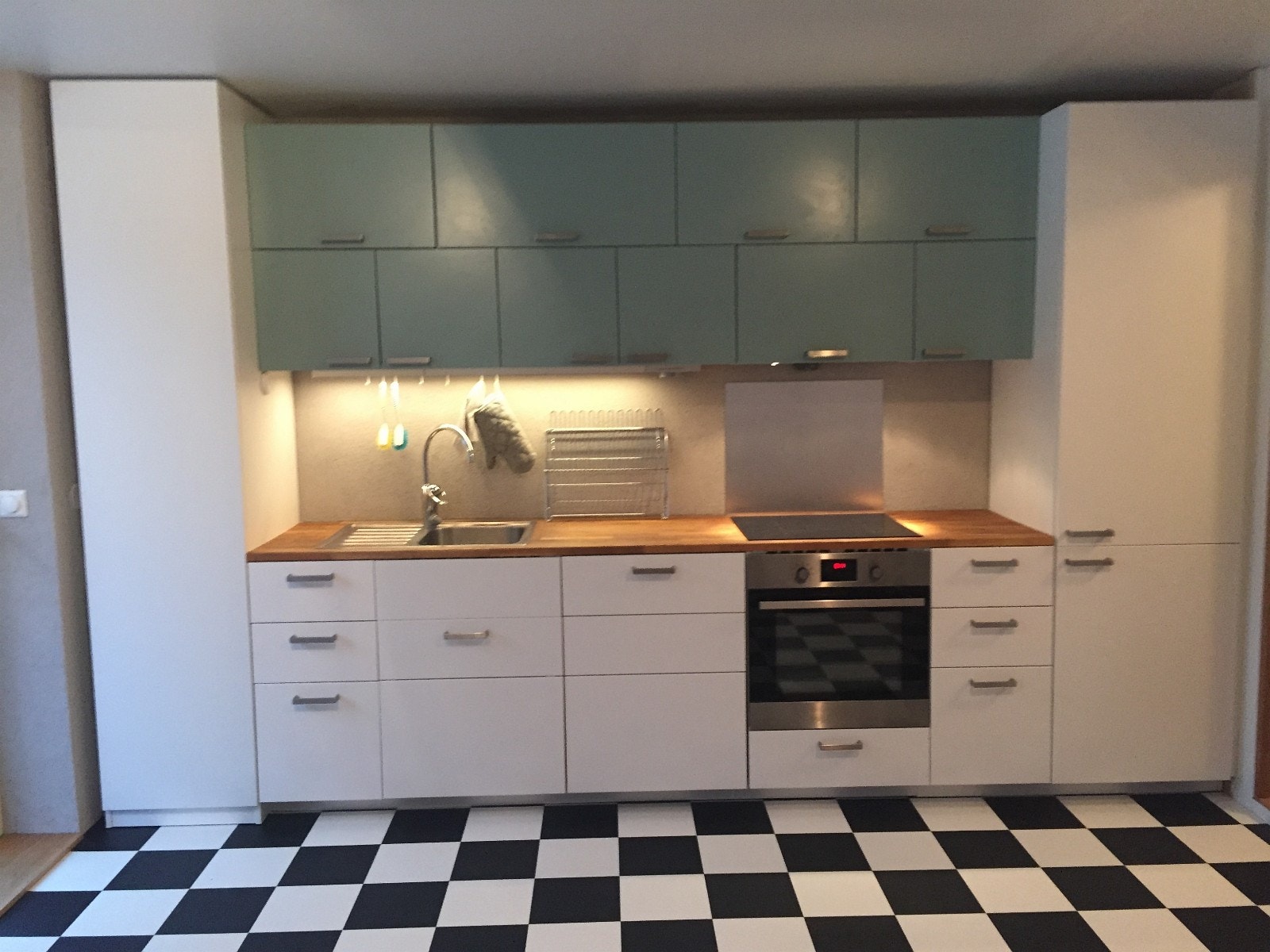 Kjøkken (induksjonstopp/stekovn/kjøleskap/oppvaskmaskin) Galleribilde