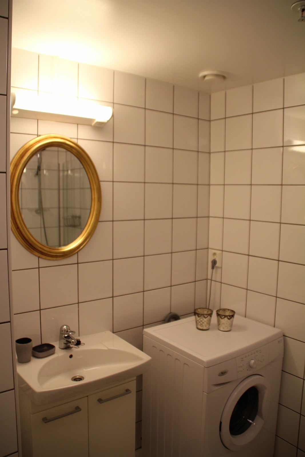 Bad / toalett med vaskemaskin. Galleribilde