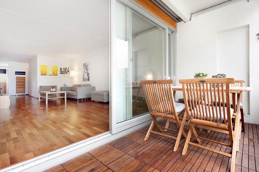 Vestvendt balkong med stor skyvedør ut fra stuen Galleribilde