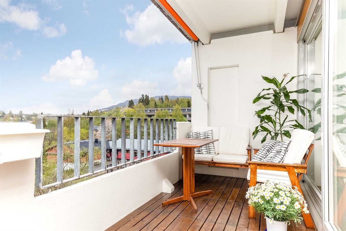 Hyggelig overbygget balkong på ca 10 kvm vendt mot friområder og Mærradalen. Galleribilde