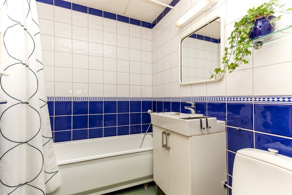 Bad/wc med badekar. Galleribilde