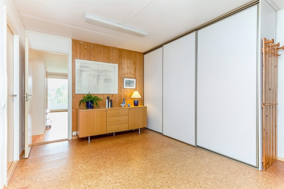 Hall/allrom med stor takhøy skyvedørsgarderobe. Galleribilde