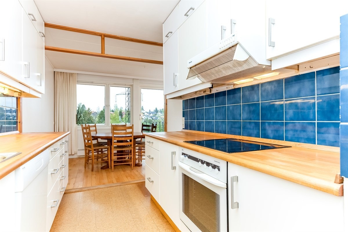 Kjøkken med praktisk åpen løsning mot spisestue. Galleribilde