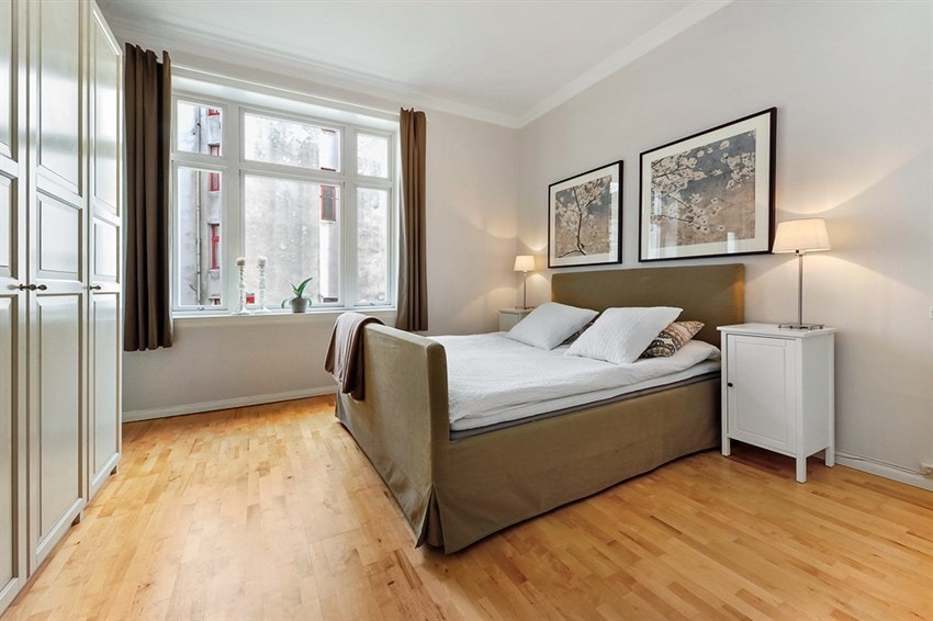 Stort hovedsoverom med god garderobeplass Galleribilde