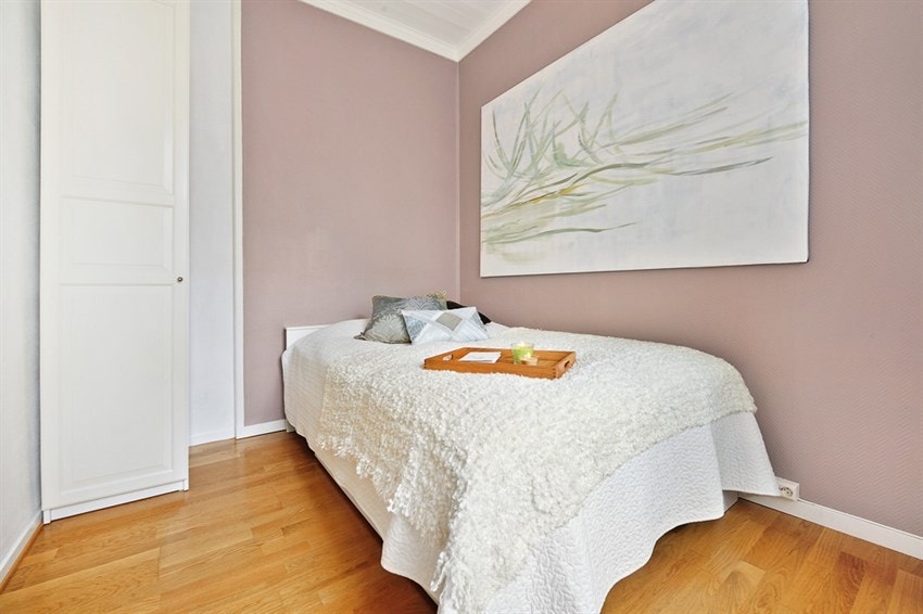 Soverom nr. 2 malt i lyse farger Galleribilde