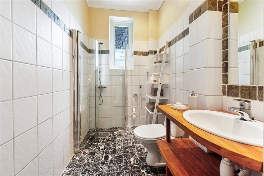 Pent bad/vaskerom med marmorfliser på gulv Galleribilde