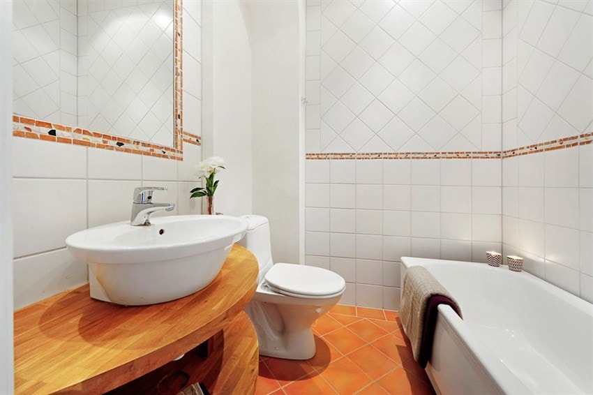 Bad nr. 2 med badekar og toalett Galleribilde