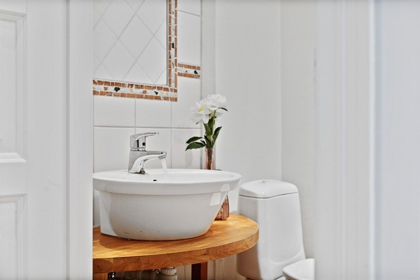 Badet har fliser på gulv og vegger Galleribilde