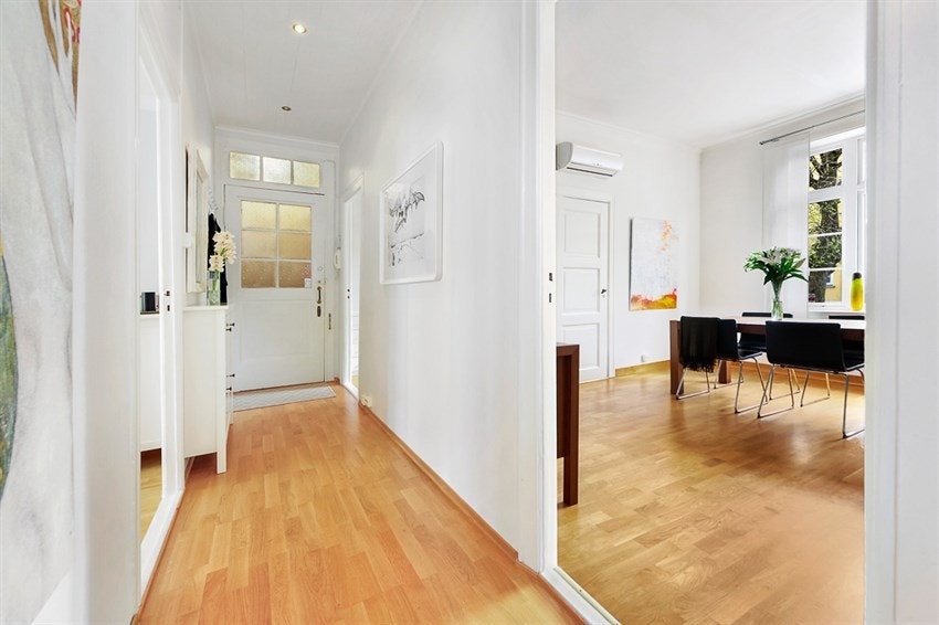 Stor og lys entré Galleribilde