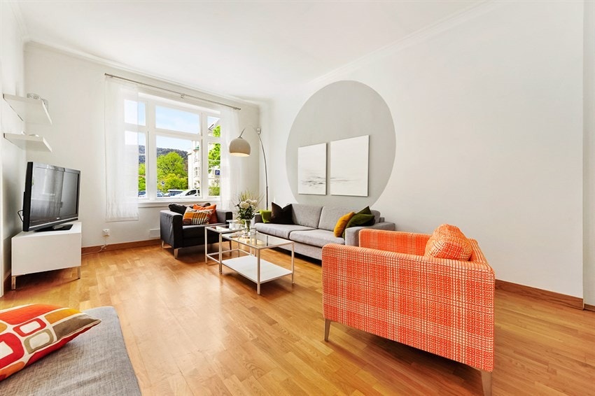 Stuen har parkett på gulv og er malt i lyse farger Galleribilde