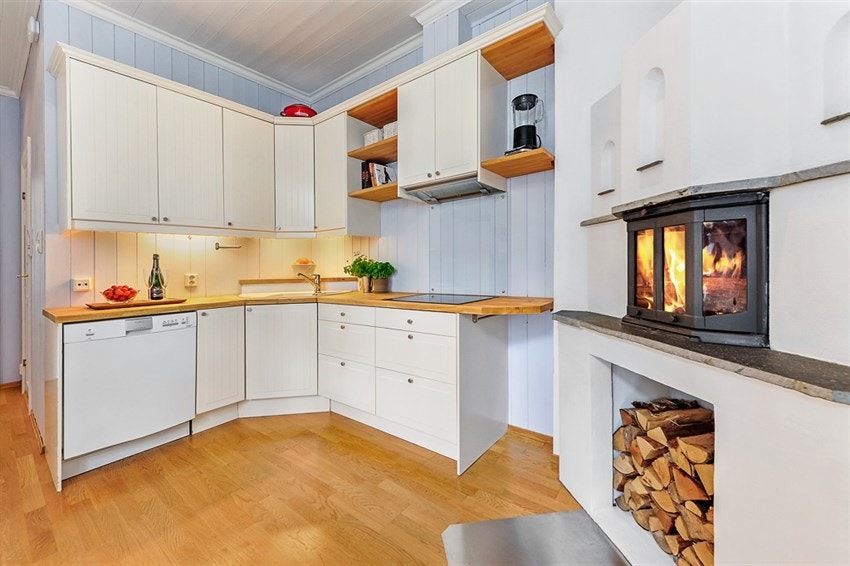 Pent kjøkken med hvite fronter Galleribilde